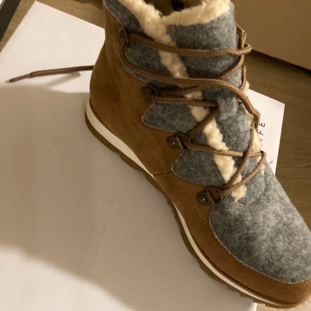New Sonoma. boots size 6